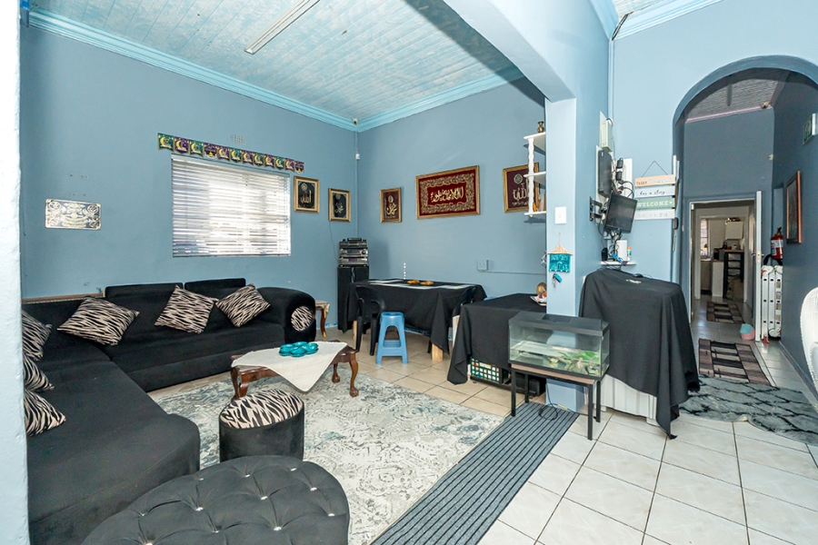 5 Bedroom Property for Sale in Wynberg Upper Western Cape